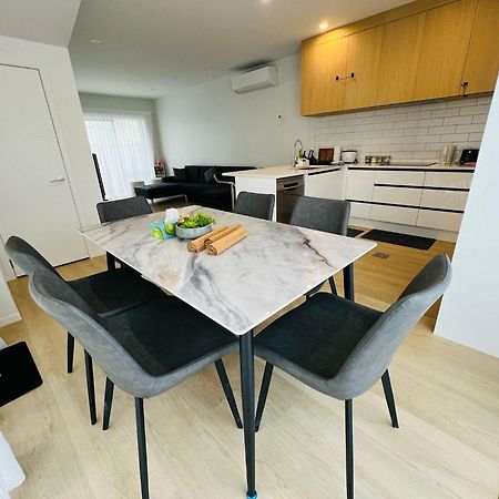 Central Modern 3-Bedroom,3- Bathroom House With Patio And Carpark- Lower Hutt City Centre エクステリア 写真