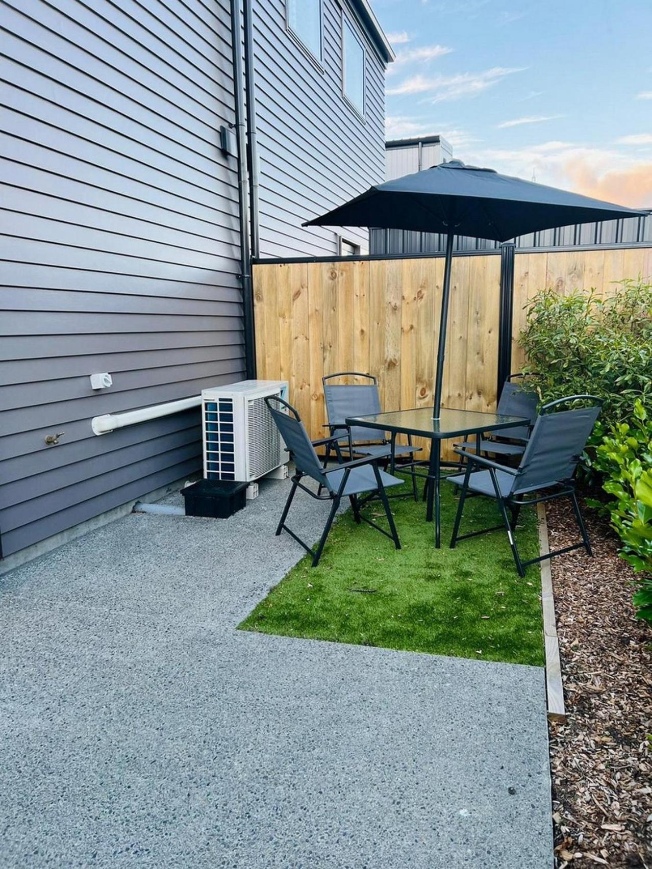 Central Modern 3-Bedroom,3- Bathroom House With Patio And Carpark- Lower Hutt City Centre エクステリア 写真