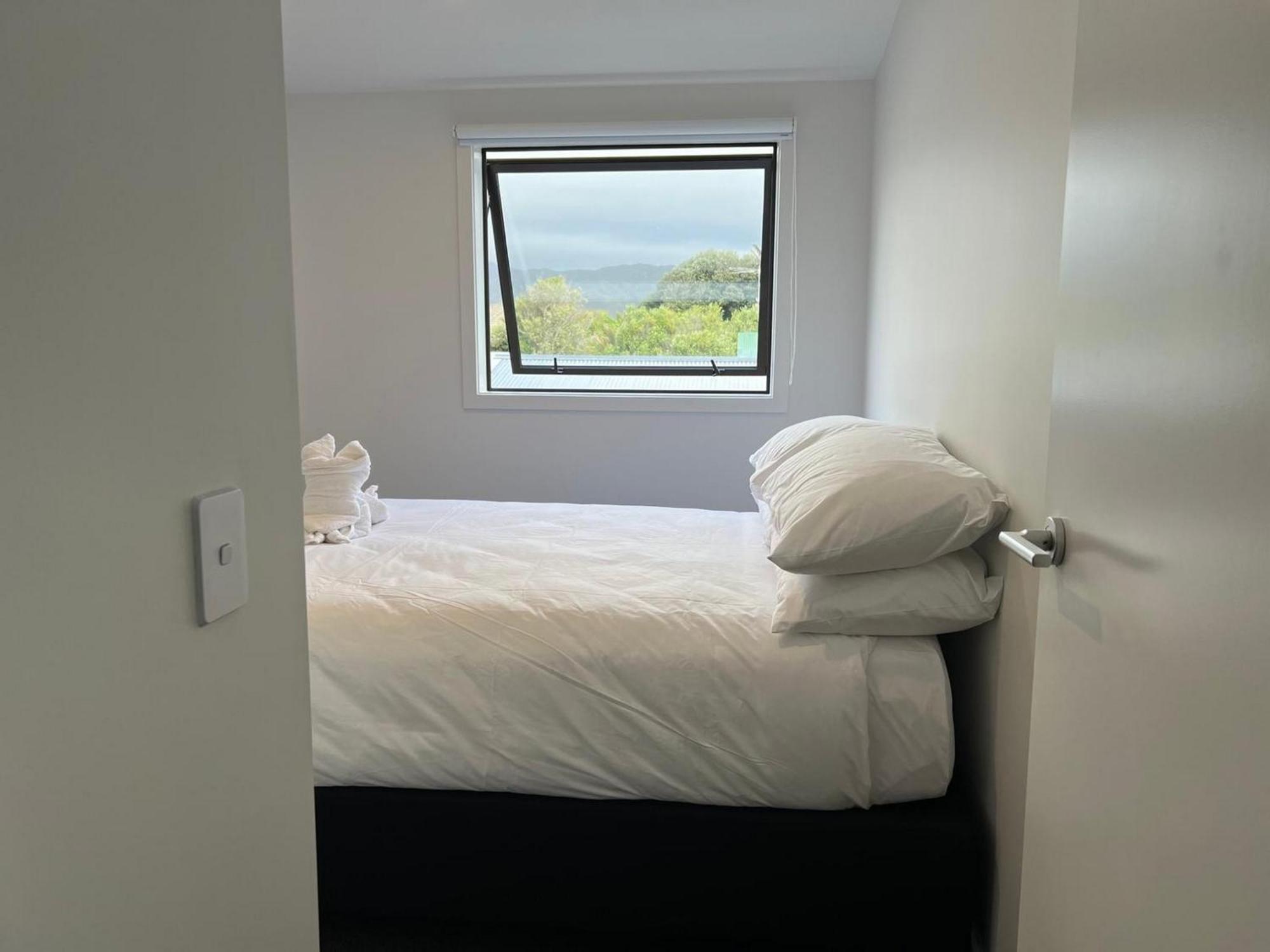 Central Modern 3-Bedroom,3- Bathroom House With Patio And Carpark- Lower Hutt City Centre エクステリア 写真