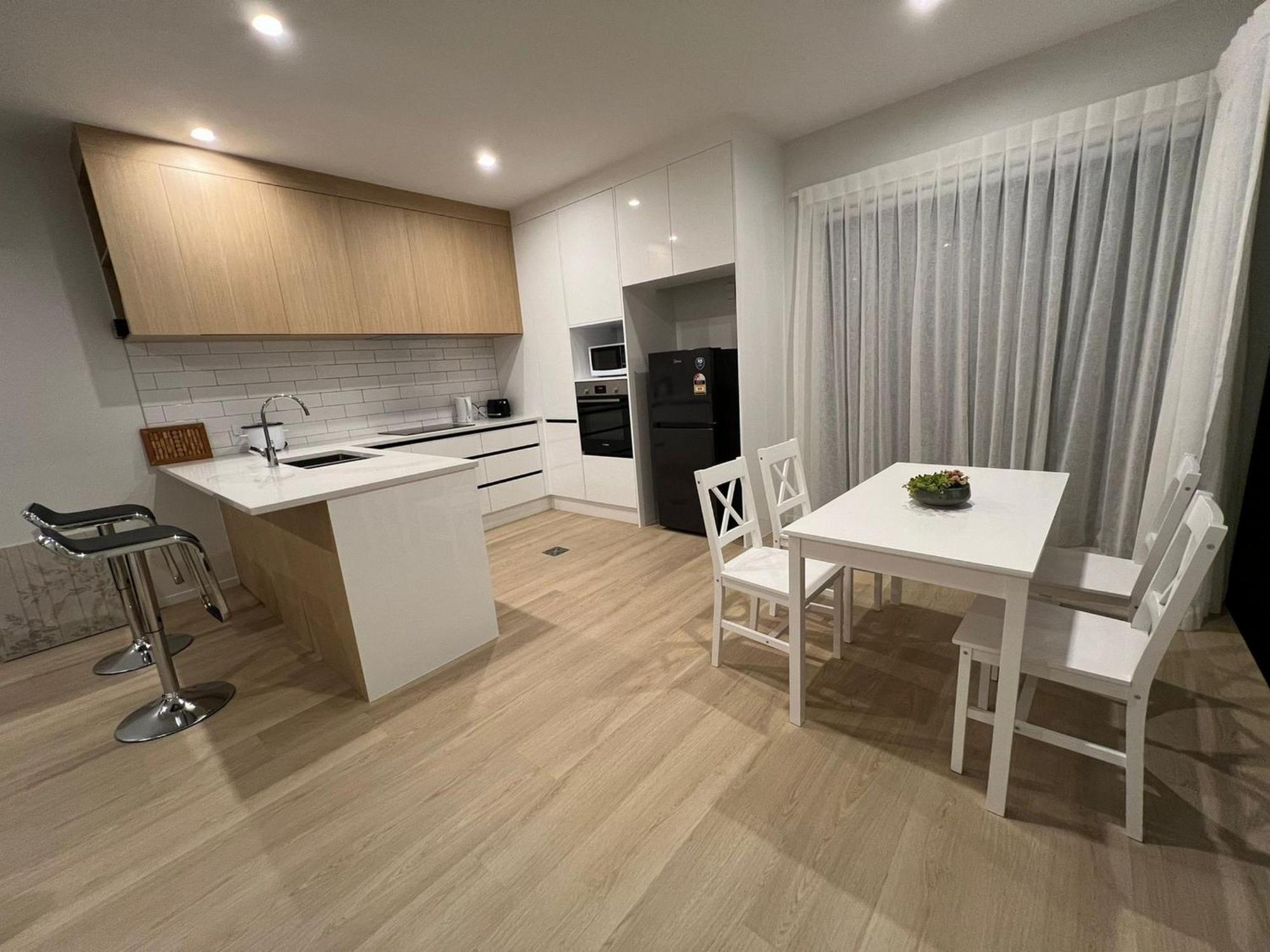 Central Modern 3-Bedroom,3- Bathroom House With Patio And Carpark- Lower Hutt City Centre エクステリア 写真