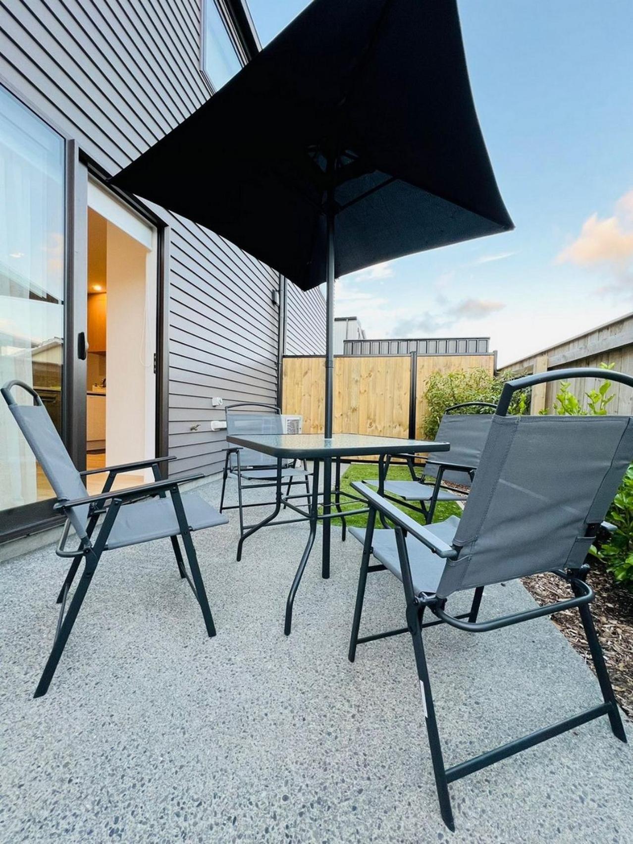 Central Modern 3-Bedroom,3- Bathroom House With Patio And Carpark- Lower Hutt City Centre エクステリア 写真