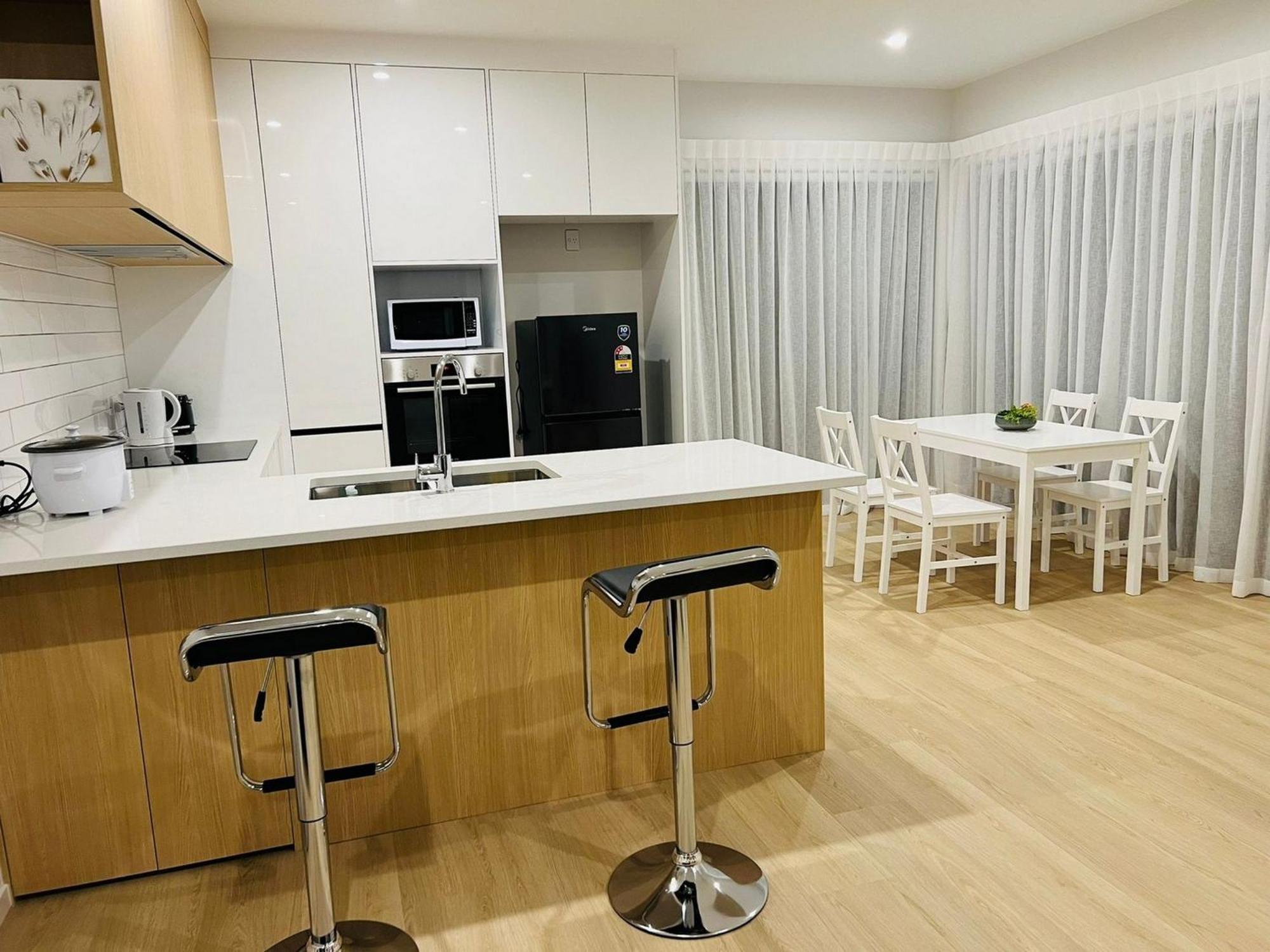 Central Modern 3-Bedroom,3- Bathroom House With Patio And Carpark- Lower Hutt City Centre エクステリア 写真