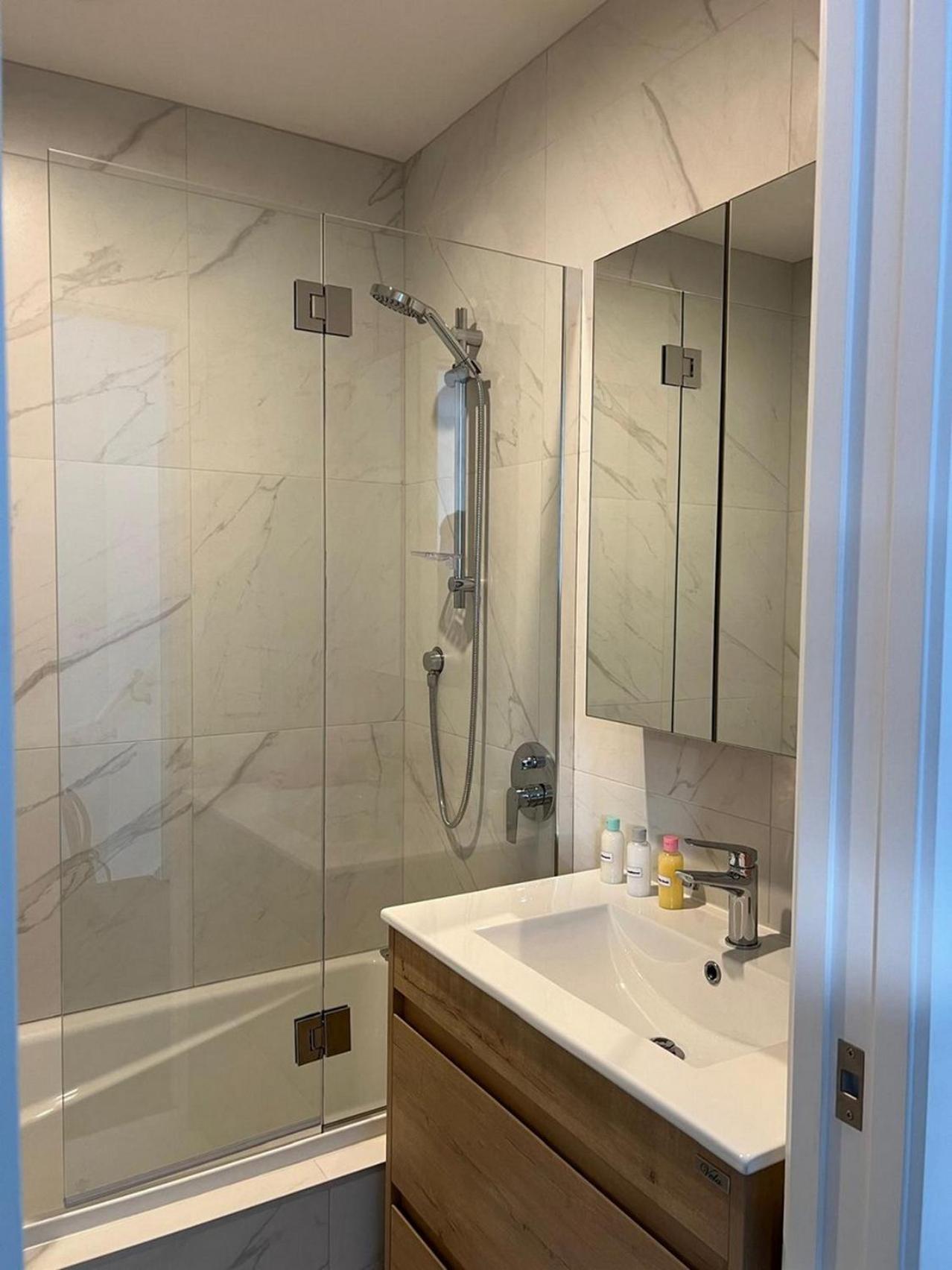 Central Modern 3-Bedroom,3- Bathroom House With Patio And Carpark- Lower Hutt City Centre エクステリア 写真