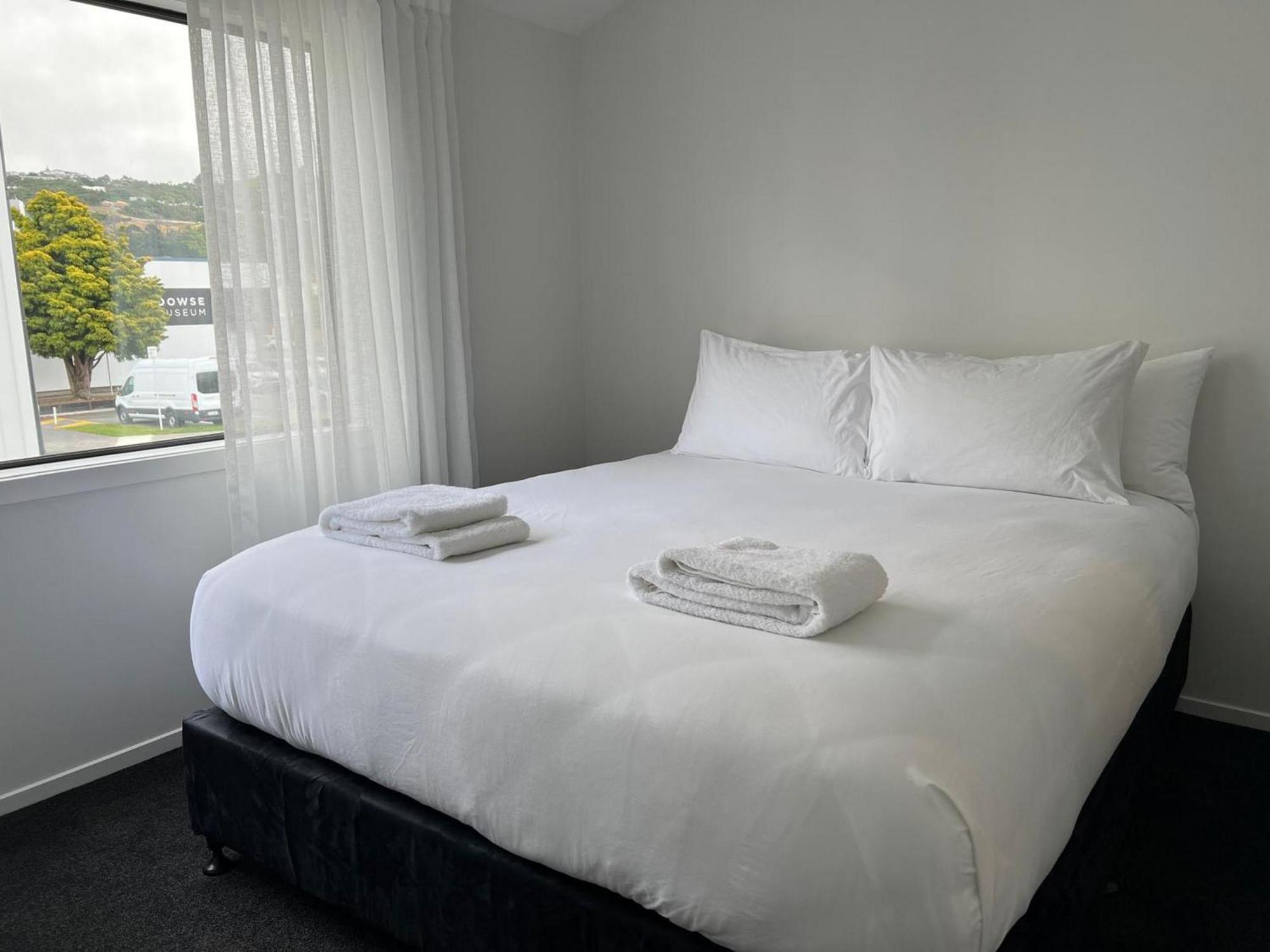 Central Modern 3-Bedroom,3- Bathroom House With Patio And Carpark- Lower Hutt City Centre エクステリア 写真