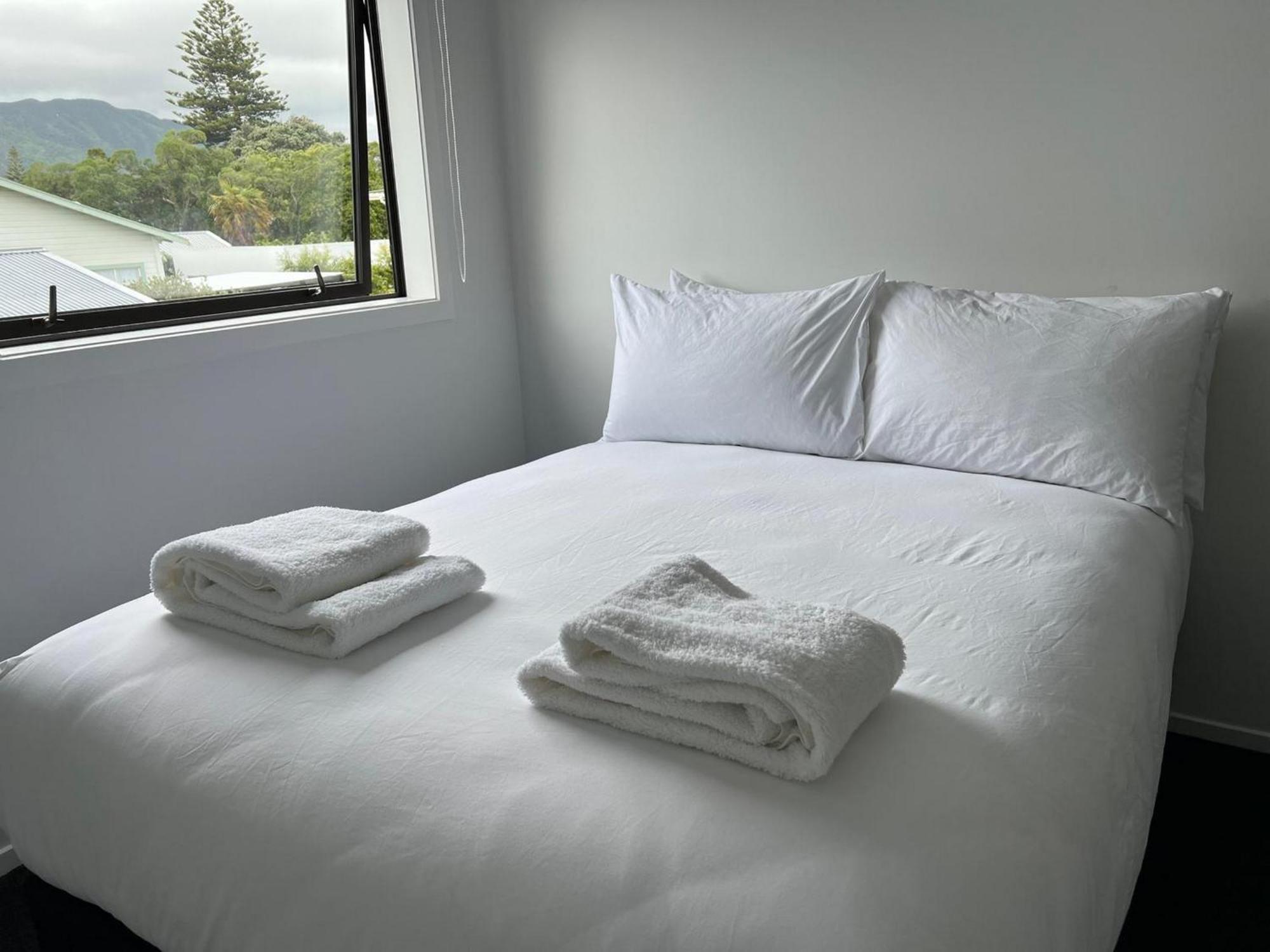 Central Modern 3-Bedroom,3- Bathroom House With Patio And Carpark- Lower Hutt City Centre エクステリア 写真