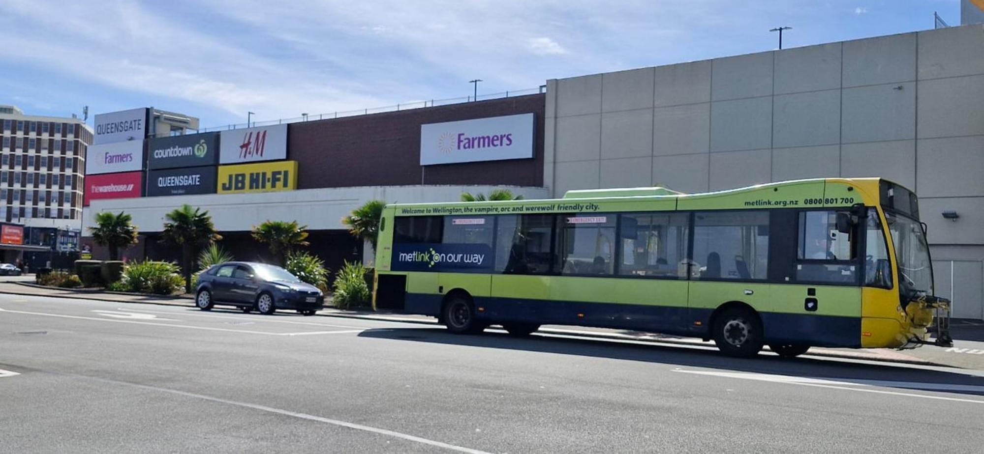 Central Modern 3-Bedroom,3- Bathroom House With Patio And Carpark- Lower Hutt City Centre エクステリア 写真