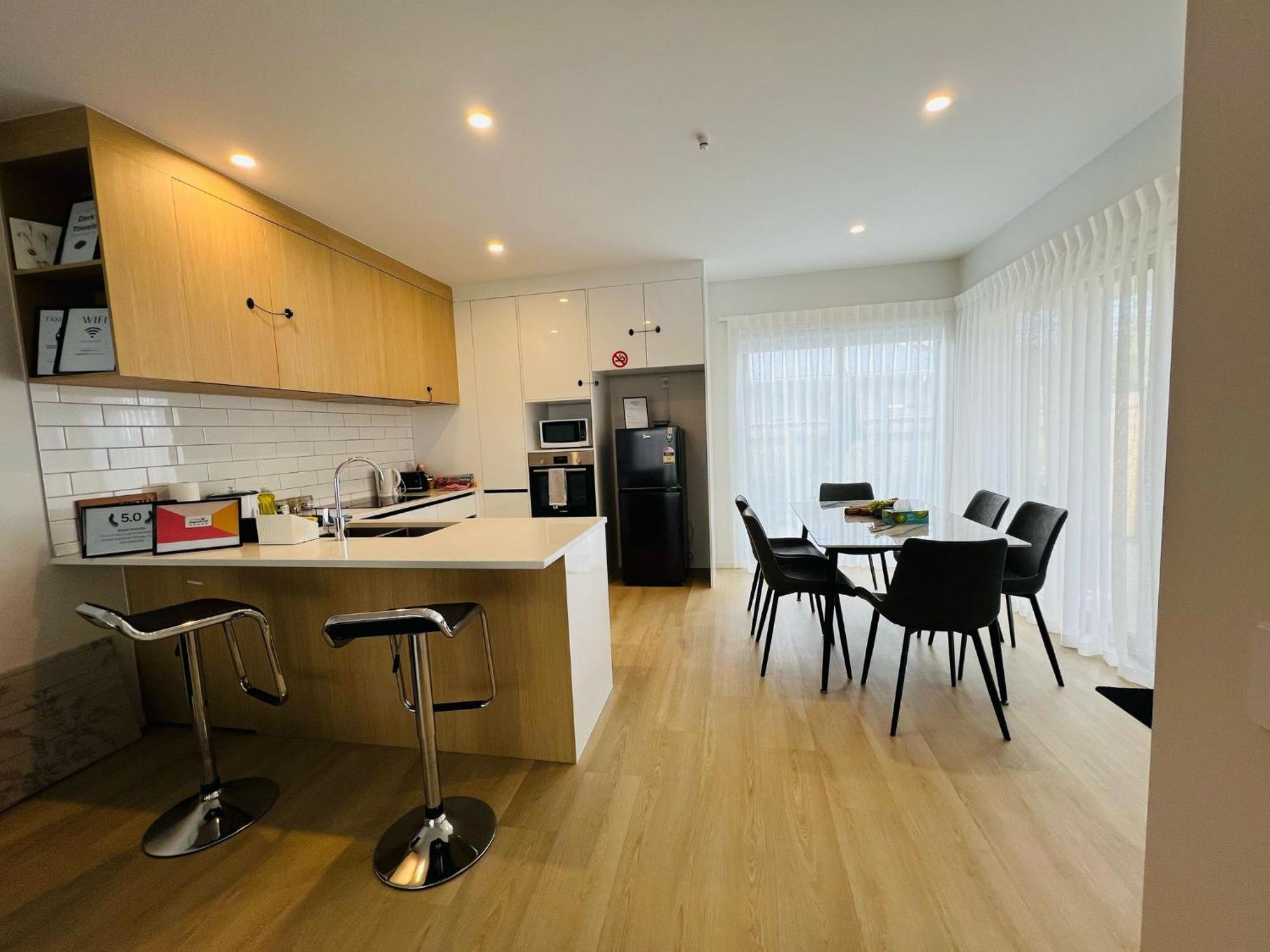 Central Modern 3-Bedroom,3- Bathroom House With Patio And Carpark- Lower Hutt City Centre エクステリア 写真