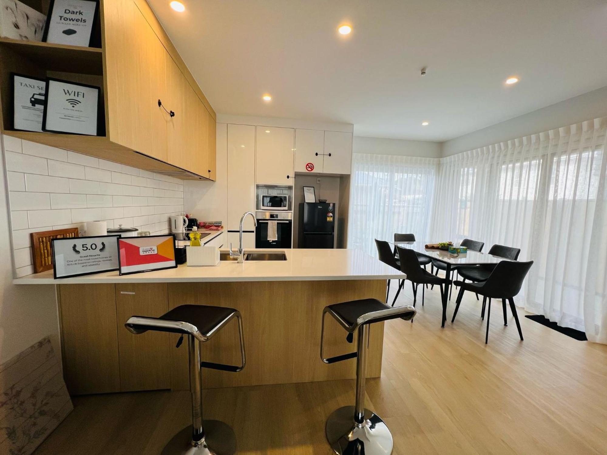 Central Modern 3-Bedroom,3- Bathroom House With Patio And Carpark- Lower Hutt City Centre エクステリア 写真